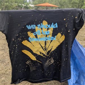Upcycling-Unikat: We should all be feminist/Feathers